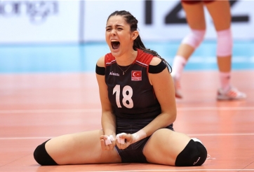 VIDEO: Hot girl bóng chuyền với những cú đánh sấm sét