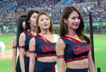 VIDEO: Nhóm CĐV xinh đẹp gây 'náo loạn' sân bóng