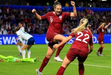 VIDEO: Nữ cầu thủ trình diễn đặc sản tạt cánh đánh đầu của NHA