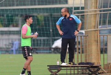 HLV Park Hang Seo 'kinh ngạc' với thể hình của Đoàn Văn Hậu