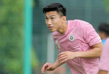 Đức Huy 'rén' khi va chạm với thể hình vạm vỡ của Văn Hậu