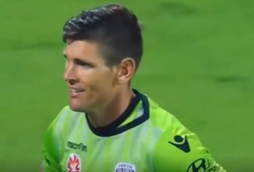 VIDEO: Thủ môn 'tự đào hố chôn' với pha xử lý khiến đồng đội sôi máu