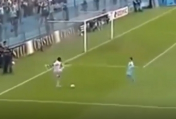 VIDEO: Thủ môn định cố tình đá hụt bóng nhưng hụt thật