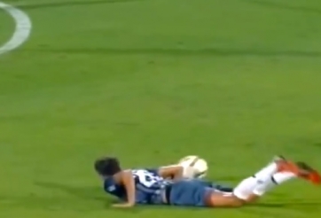 VIDEO: Cầu thủ đá phạt bằng mặt 'có 1 không 2'