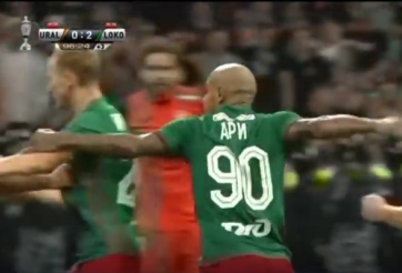 VIDEO: Cầu thủ hóa thân thành Mike Tyson đấm knock out đối thủ