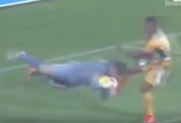 VIDEO: Thủ môn cố tình câu thẻ đỏ của đối thủ và cái kết