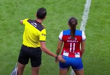 VIDEO: Đỏ bừng mặt với khoảnh khắc thay người 'nhạy cảm'