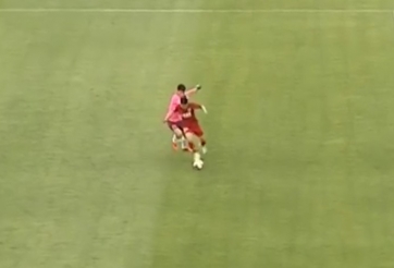 VIDEO: Thủ môn ngây thơ gặp đúng tiền đạo thơ ngây