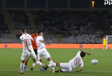 VIDEO: NHM Trung Quốc 'chết lặng' với pha bóng tấu hài của cầu thủ đội nhà