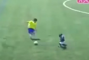 VIDEO: Chú khỉ đi bóng 'cực ngầu' qua luôn 2 cầu thủ 