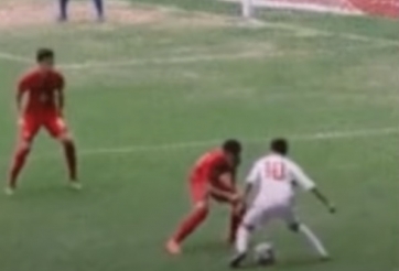 VIDEO: Cầu thủ đảo chân như 'rang lạc' và cái kết 