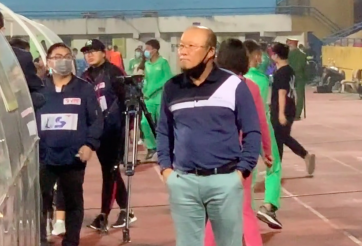 VIDEO: HLV Park gây 'náo loạn' khi xuống sân tìm học trò