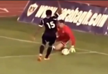 VIDEO: Cố tình câu giờ nhưng lại khiến cả đội ôm hận