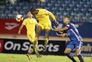 HLV Nam Định không hài lòng với trọng tài FIFA