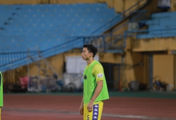 Văn Hậu 'thất thần' nhìn đồng đội bị Viettel cầm hòa