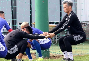 VIDEO: Bùi Tiến Dũng 'đứng hình' trước những cú sút của cầu thủ TPHCM