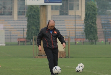 HLV Park biểu diễn kỹ thuật trong buổi tập của U22 Việt Nam