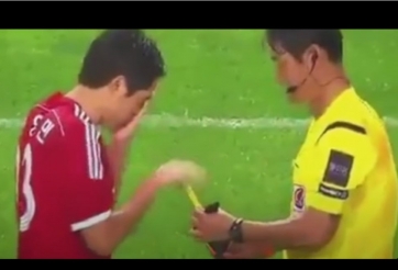 VIDEO: Trọng tài 'chiều quá' nên cầu thủ sinh hư