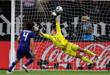 VIDEO: Những pha xử lý 'cười ra nước mắt' của các thủ môn