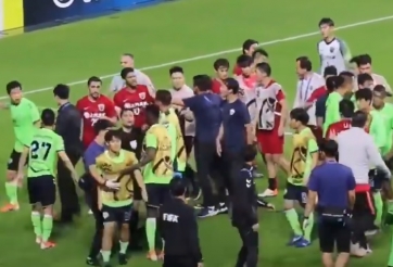 VIDEO: Cầu thủ Trung Quốc dùng kungfu trên sân cỏ