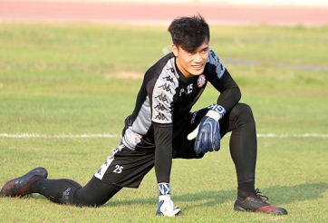 VIDEO: Thủ môn Bùi Tiến Dũng bó tay trước những cú sút của cầu thủ TP.HCM