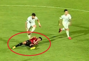 VIDEO: Cầu thủ Muangthong United nằm gục sau pha bóng thô bạo