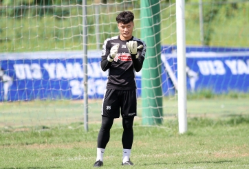 VIDEO: Tiền đạo TPHCM 'bó tay' trước những cú cản phá của Bùi Tiến Dũng