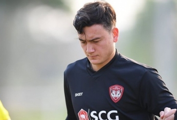 Đặng Văn Lâm hứng 'mưa gạch đá' từ NHM Thái Lan