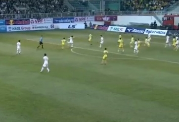 VIDEO: Công Phượng xử lý đẳng cấp trước vòng vây của cầu thủ SLNA