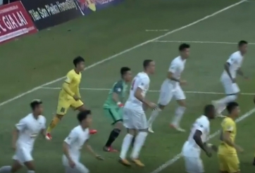 VIDEO: Hàng thủ hớ hênh của HAGL biếu tặng đối thủ bàn thắng