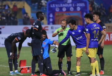 VIDEO: Cầu thủ Bình Dương cố tình đẩy ngã đồng đội để câu giờ