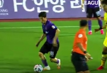 VIDEO: Cầu thủ phá vỡ mọi định luật vật lý với cú sút không cần nhìn