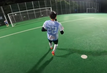 VIDEO: Cầu thủ vừa đá bóng vừa quay phim vẫn lập siêu phẩm tuyệt đẹp