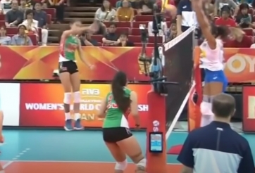 VIDEO: Nữ VĐV bóng chuyền 16 tuổi đập bóng 'cắm sàn'