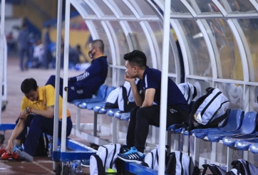 VIDEO: Quang Hải đượm buồn, hướng ánh mắt xa xăm nhìn đồng đội