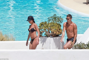CR7 thảnh thơi bên người yêu tại thiên đường Ibiza