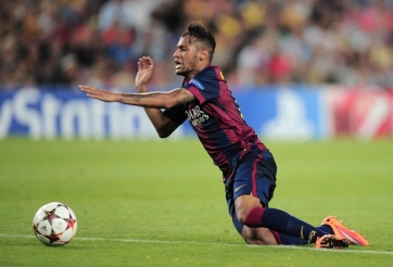 Cầu thủ Barcelona lại hóa thành 'kịch sĩ' sân cỏ