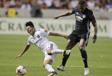 VIDEO: Valencia nhận thẻ đỏ sau pha vào bóng không đáng có