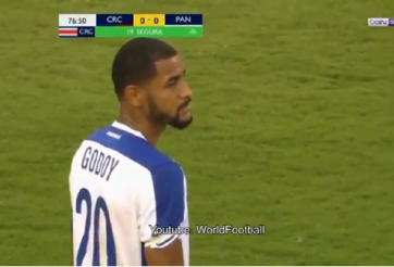 VIDEO: Hậu vệ Panama đánh đầu vào lưới nhà như tiền đạo