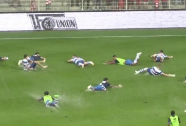VIDEO: Các cầu thủ QPR và Union Berlin trượt cỏ cực hài