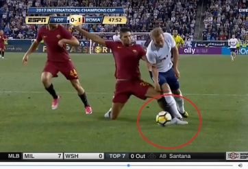 VIDEO: Harry Kane bị từ chối penalty một cách khó hiểu