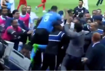 VIDEO: Cầu thủ đánh trọng tài tại chung kết Arab Cup 2017