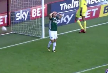 VIDEO: Một loạt tình huống bỏ lỡ khó tin tại hạng Nhất Anh