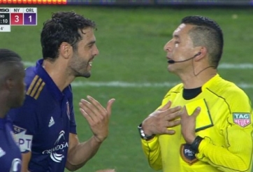 VIDEO: Trêu đùa với đồng nghiệp, Kaka dính thẻ đỏ khó hiểu