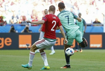 Những pha bóng xấu xí của các cầu thủ Hungary dành cho BĐN