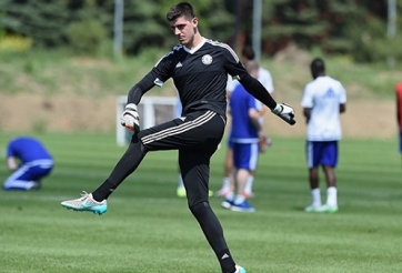 VIDEO: Courtois ghi bàn cực đẹp trong buổi tập của Chelsea