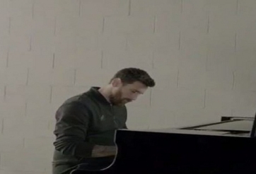 VIDEO: Messi trổ tài đánh piano cực hay