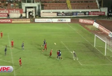 VIDEO: Văn Lâm mắc lỗi vị trí trong trận đấu với Bình Dương