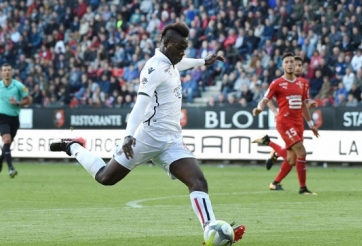 Balotelli đóng vai người hùng với siêu phẩm vào lưới Rennes