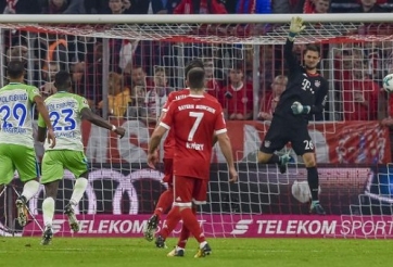 VIDEO: Thủ thành Bayern mắc sai lầm ngớ ngẩn trước Wolfsburg